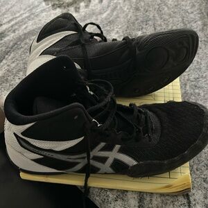ASICS 8.5 wresting shoes